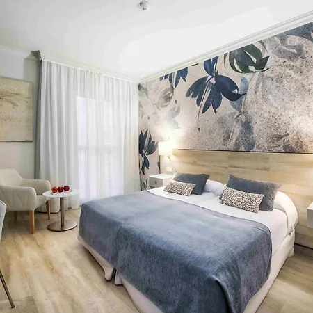 מלון Salles Centro 4*
